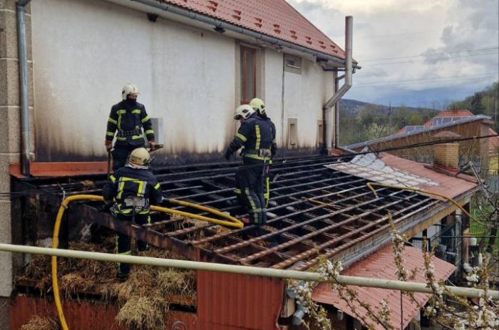 Пекли паски, а мало не спалили хату – на Мукачівщині перед святом горів дах надвірної споруди (ФОТО)