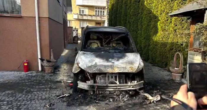 Вночі в Ужгороді згоріла автівка секретаря Ужгородської міськради. Що відомо? (ВІДЕО)