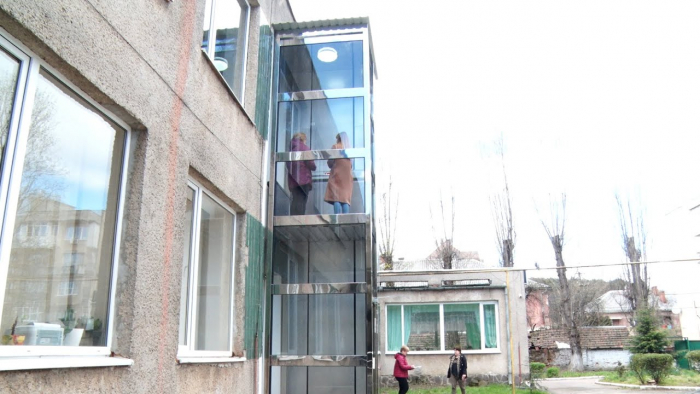 Завдяки партнерам зі Словаччини: як функціонує ліфт для людей на візках в Ужгороді (ВІДЕО)