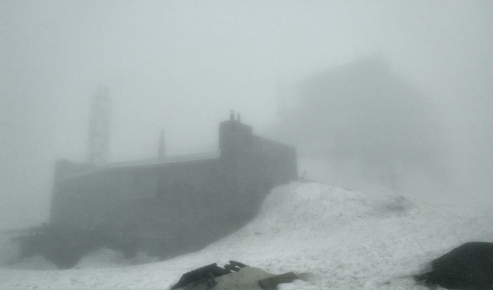 На високогір'ї в Карпатах йде дощ з мокрим снігом (ФОТОФАКТ)