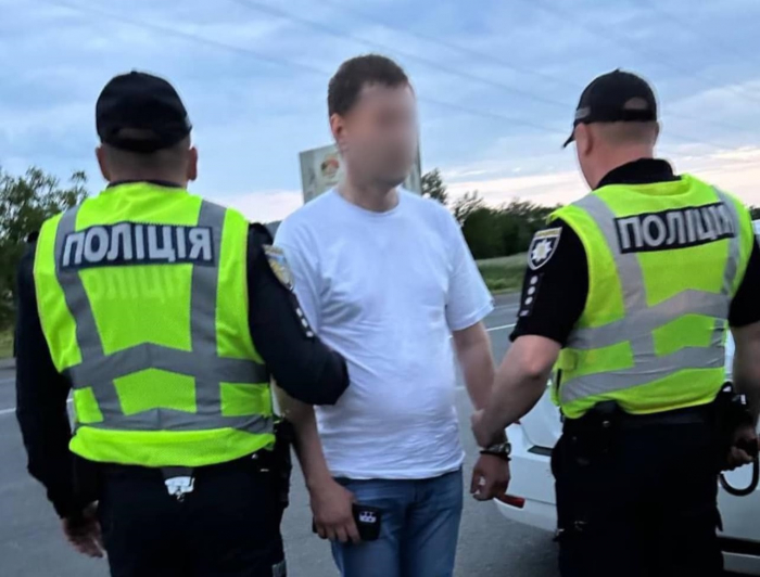 У Мукачеві патрульні виявили "безправного" водія "під кайфом" з наркотиками в гаманці (ФОТО)