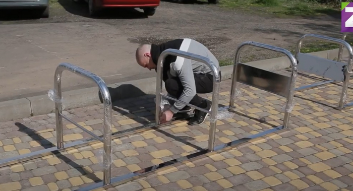 До школи – найекологічнішим транспортним засобом: в Ужгороді встановлюють велостійки