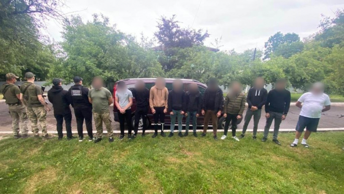 Дев'ятьох жителів Рівненщини та двох закарпатців затримали неподалік кордону з Румунією
