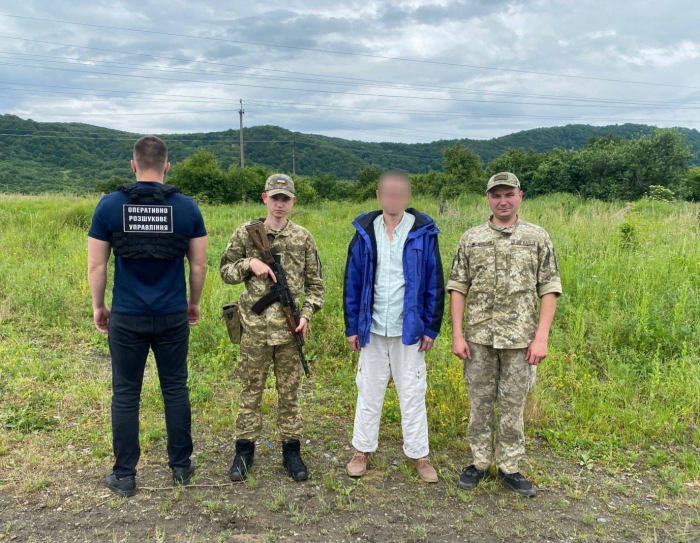 На кордоні зі Словаччиною на Закарпатті затримали трьох українців та іноземця