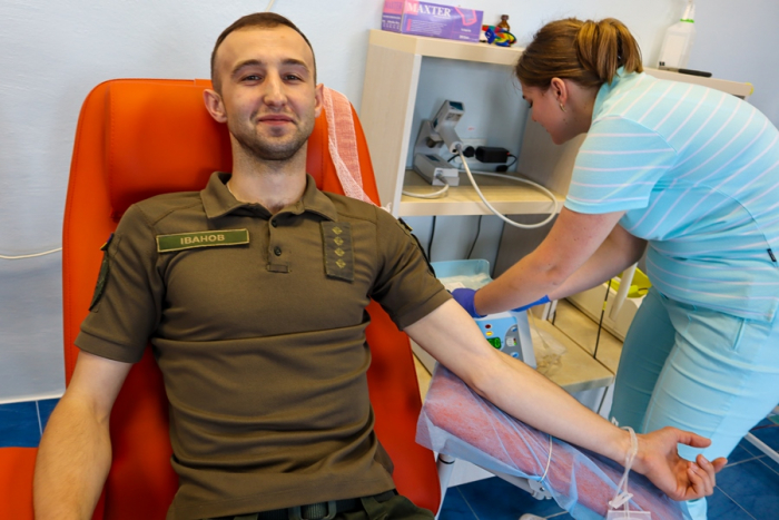 «Ми всі однієї крові». Нацгвардійці стали донорами крові для поранених побратимів