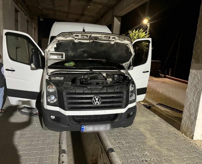 Через майже 500 пачок контрабандних сигарет прикарпатець позбувся в Закарпатті вантажного фургона (ФОТО)
