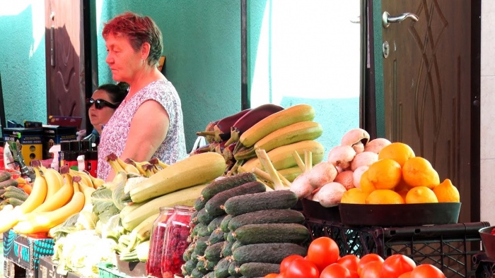 Ціна не знижується, проте попит є: скільки вартують сезонні овочі на ринках в Закарпатті (ВІДЕО)