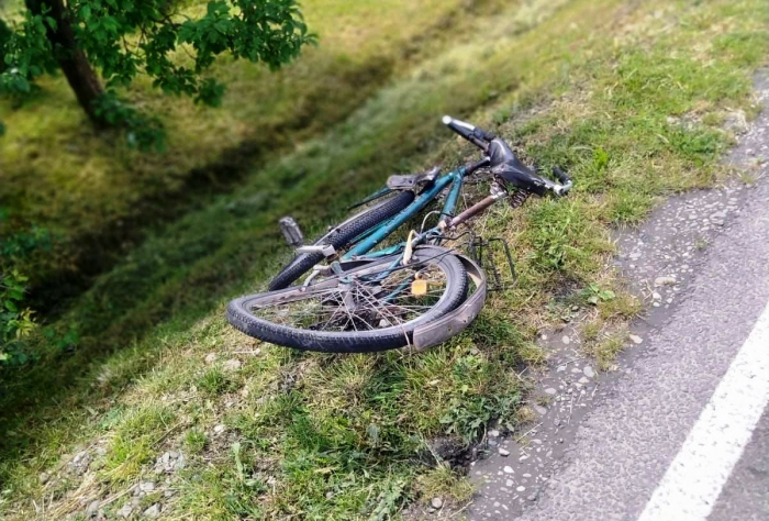 На Ужгородщині водій авто насмерть збив велосипедиста, що вирішив повернути (ФОТО)
