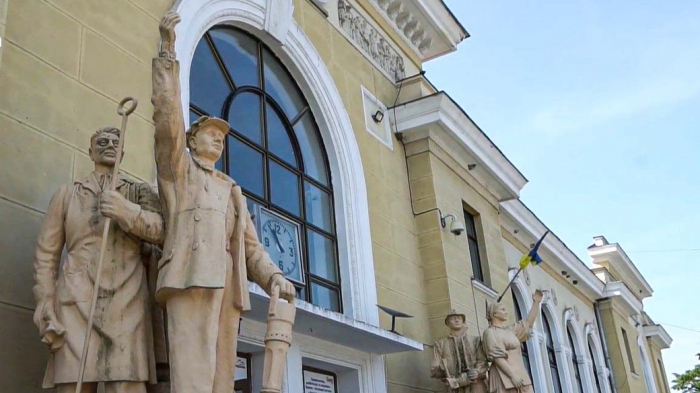На залізничному вокзалі у Мукачеві демонтують радянські пам'ятники (ВІДЕО)