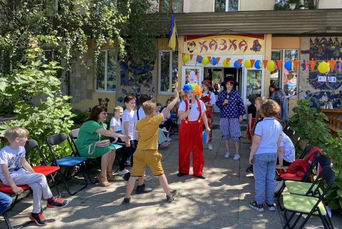 "Хай яскраво сонце світить, хай у мирі живуть діти": в Ужгороді провели свято для малечі (ФОТО)