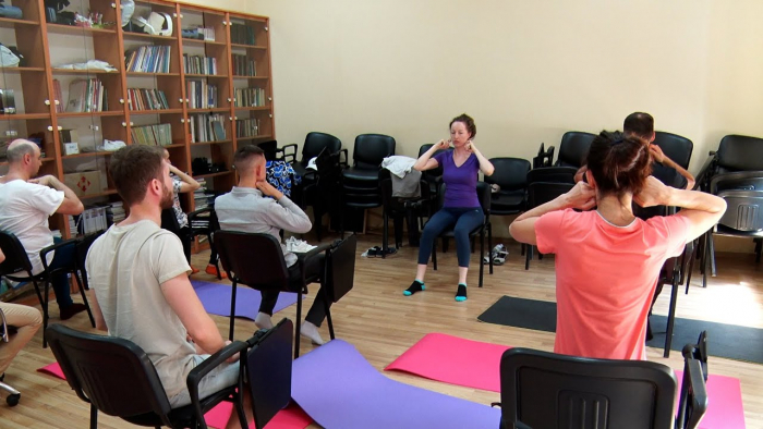 В Ужгороді для людей із руховими розладами провели заняття з йоги (ВІДЕО)