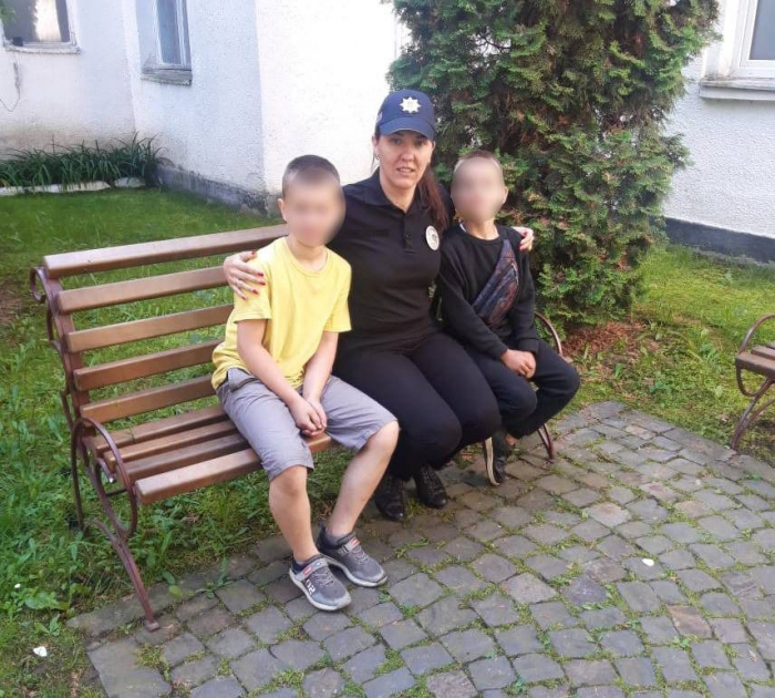 Понад 30 правоохоронців шукали у Сваляві двох дітей, які пішли з двору і заснули у схованці (ФОТО)