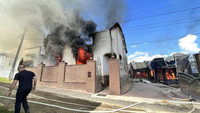 Вогонь з літньої кухні перекинувся на житлові будинки власниці та сусідів: на Закарпатті сталася пожежа