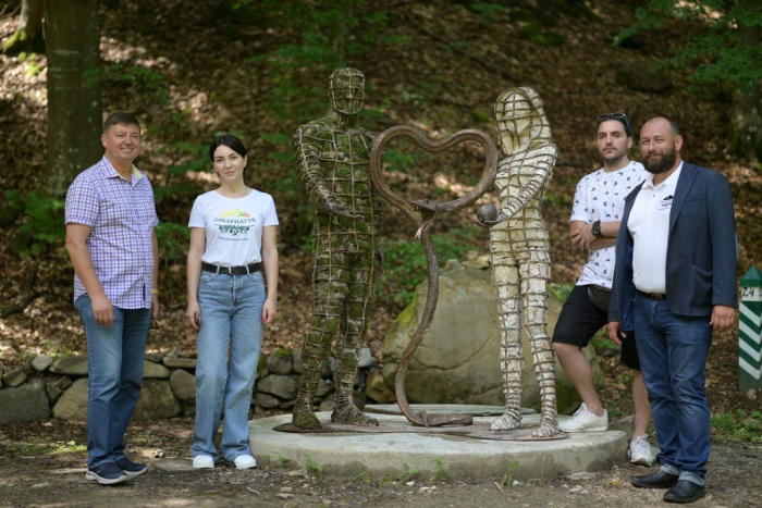 У Парку Шенборна на Закарпатті відкрили скульптуру «Яблуко пізнання» (ФОТО)