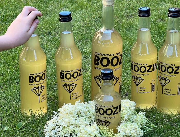 Бузинад: лимонад із бузини варять другий рік сестри в Ужгороді