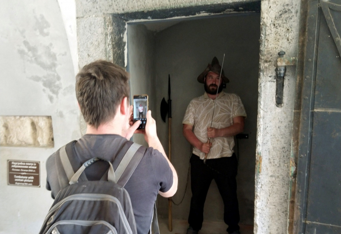 Зануритися у атмосферу Середньовіччя: нові фотозони з’явилися в Ужгородському замку (ВІДЕО)