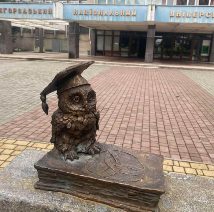 В Ужгороді встановили нову міні-скульптурку - “Alma mater” біля УжНУ