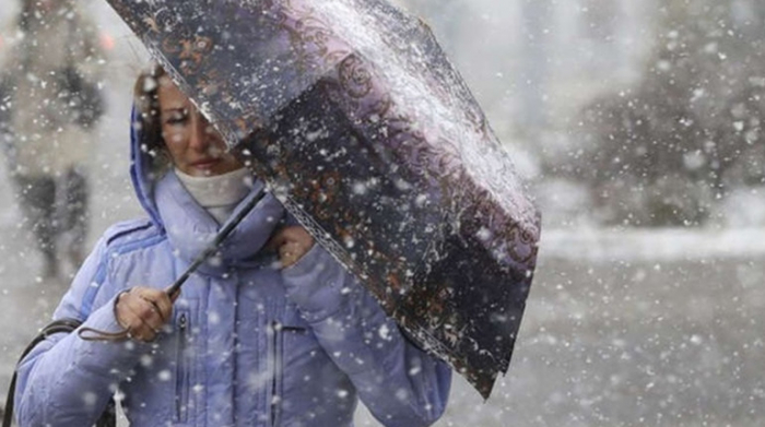 Синоптики попереджають сьогодні про сильний дощ, сніг та вітер на Закарпатті
