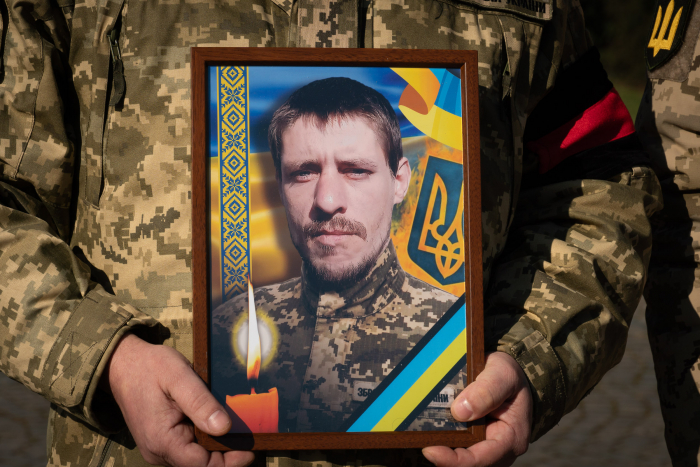 Ужгород у жалобі – сьогодні, 15 лютого, попрощалися із 35-річним солдатом Іваном Карапою


