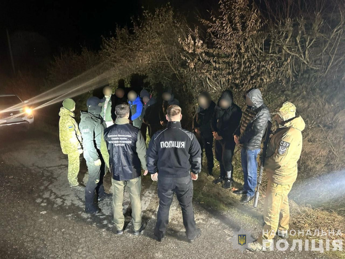 Поліцейські затримали групу зловмисників при спробі незаконно переправити через кордон п’ятьох військовозобов’язаних