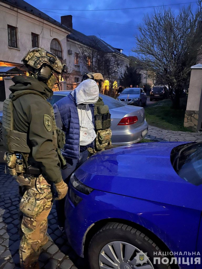 У Мукачеві поліцейські зі спецпризначенцями затримали наркоторговця-рецидивіста