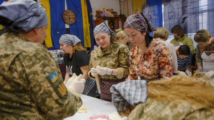 Працівниці Закарпатського ОТЦК та СП разом із волонтерками наліпили вареники для поранених захисників