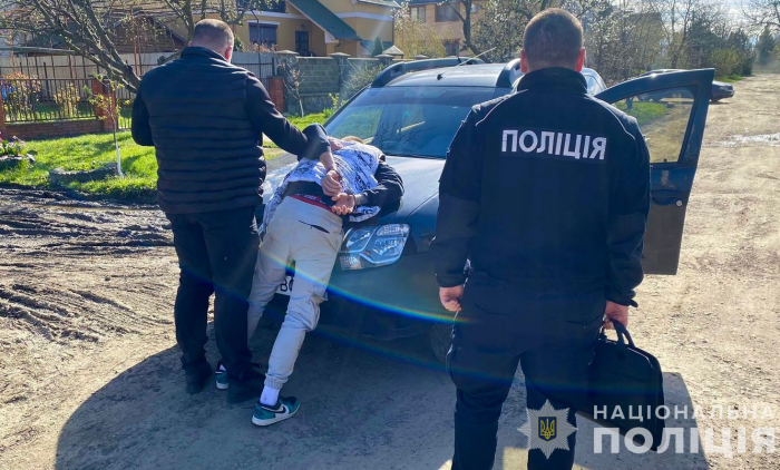 Поліція Ужгородщини затримала групу наркоторговців: у зловмисників вилучили партію «товару» та боєприпаси