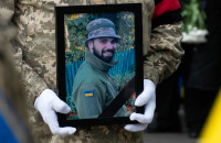 В Ужгороді сьогодні провели в останню земну дорогу 25-річного захисника – солдата Євгенія Белкіна

