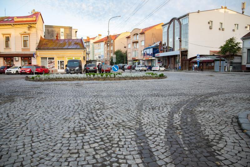 В Ужгороді завершили поточний ремонт вулиці Дмитра Вакарова (ФОТО)