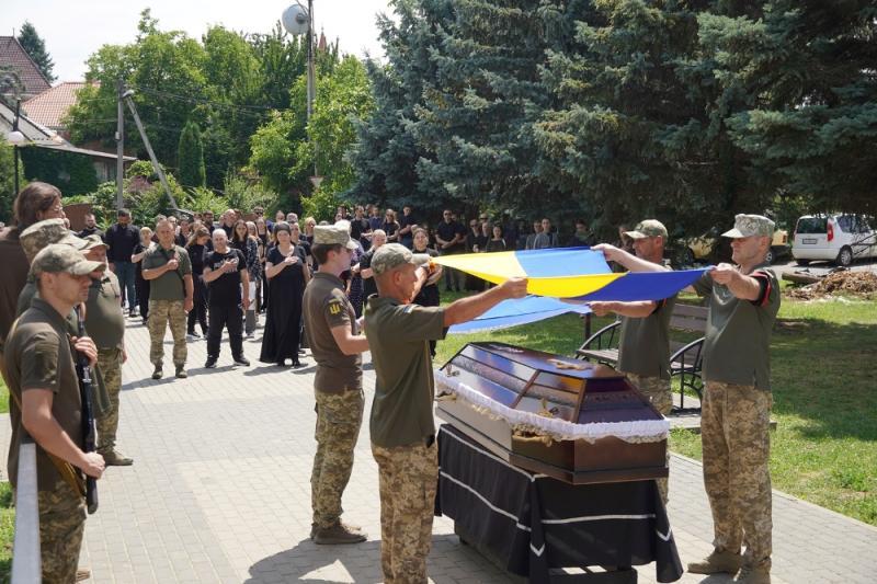 В Ужгороді попрощалися із 44-річним солдатом Віктором Набожним