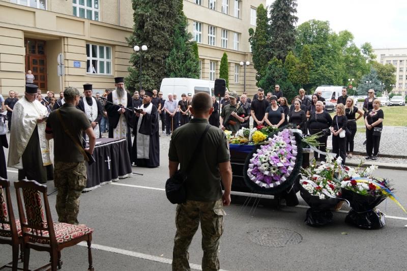 В Ужгороді попрощалися із 44-річним солдатом Віктором Набожним