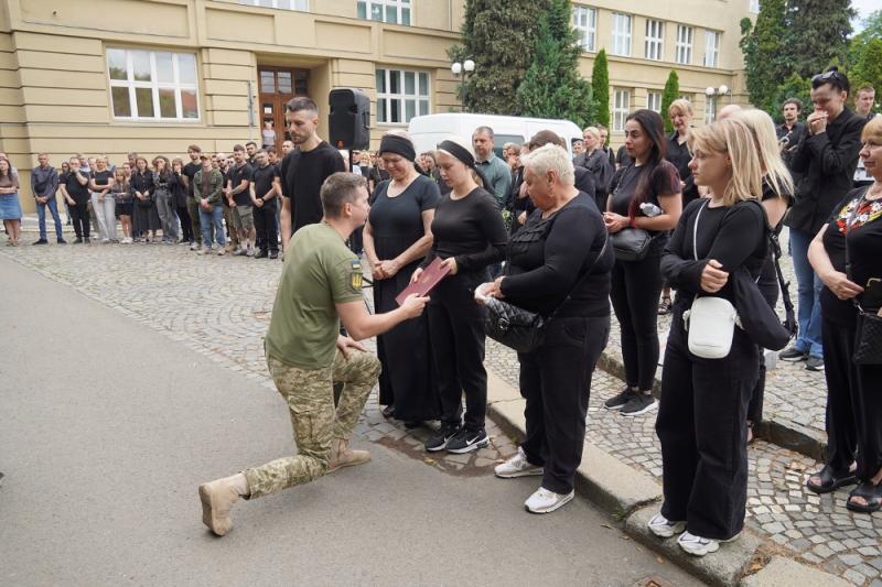 В Ужгороді попрощалися із 44-річним солдатом Віктором Набожним