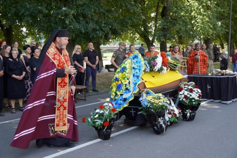 Рік вважався безвісти зниклим – в Ужгороді попрощалися із 47-річним солдатом Віталієм Лакатошем
