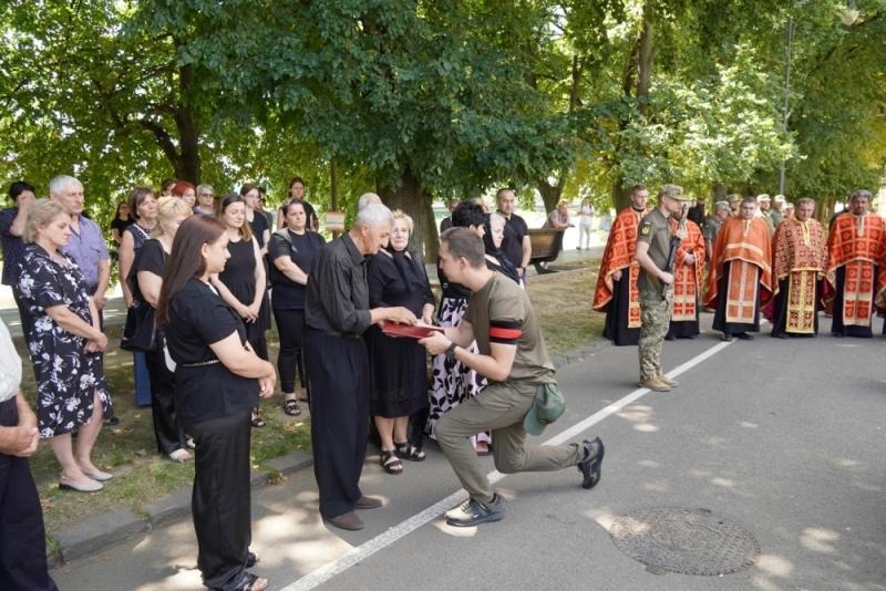 Рік вважався безвісти зниклим – в Ужгороді попрощалися із 47-річним солдатом Віталієм Лакатошем