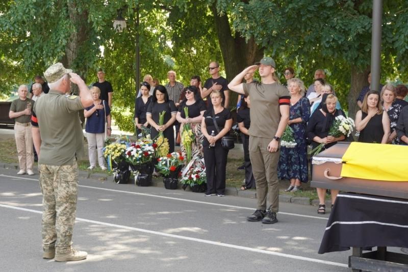 Рік вважався безвісти зниклим – в Ужгороді попрощалися із 47-річним солдатом Віталієм Лакатошем