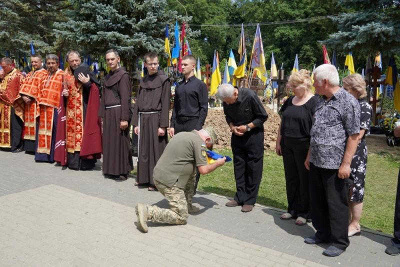 Рік вважався безвісти зниклим – в Ужгороді попрощалися із 47-річним солдатом Віталієм Лакатошем