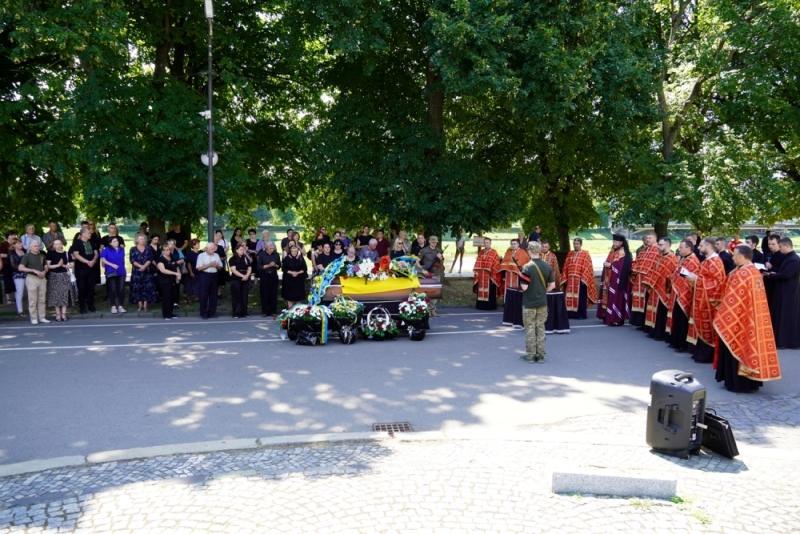 Рік вважався безвісти зниклим – в Ужгороді попрощалися із 47-річним солдатом Віталієм Лакатошем