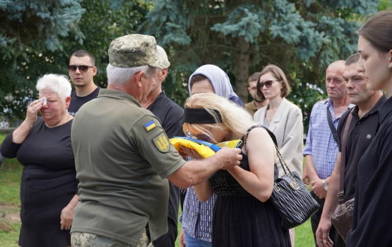 Назавжди 23. В Ужгороді попрощалися із полегли захисником.