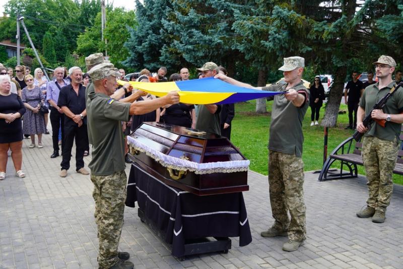 Назавжди 23. В Ужгороді попрощалися із полегли захисником.