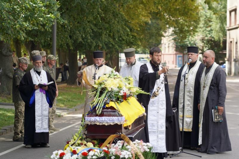 Назавжди 23. В Ужгороді попрощалися із полегли захисником.
