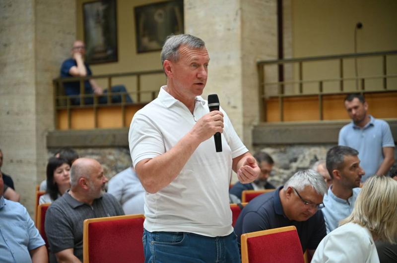 Бюджети, податки, дороги: в Ужгороді обговорили ключові проблеми регіону в умовах війни