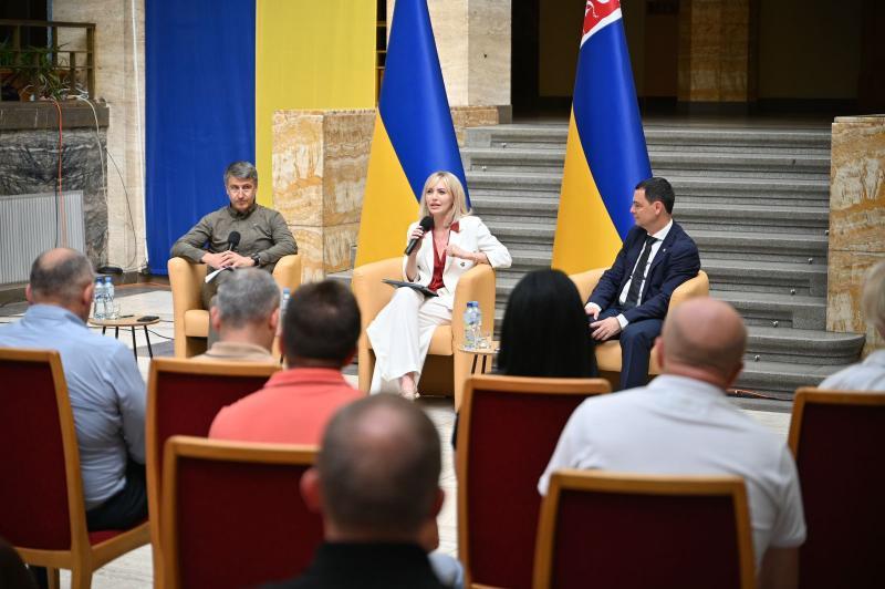 Бюджети, податки, дороги: в Ужгороді обговорили ключові проблеми регіону в умовах війни
