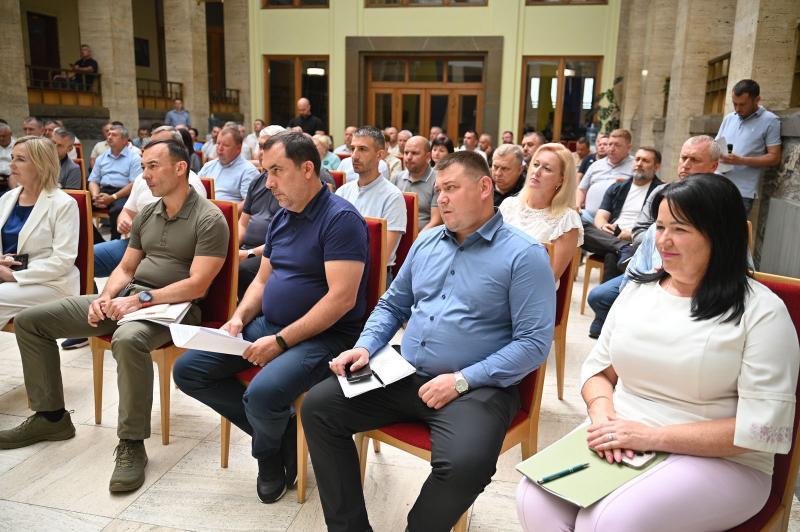 Бюджети, податки, дороги: в Ужгороді обговорили ключові проблеми регіону в умовах війни