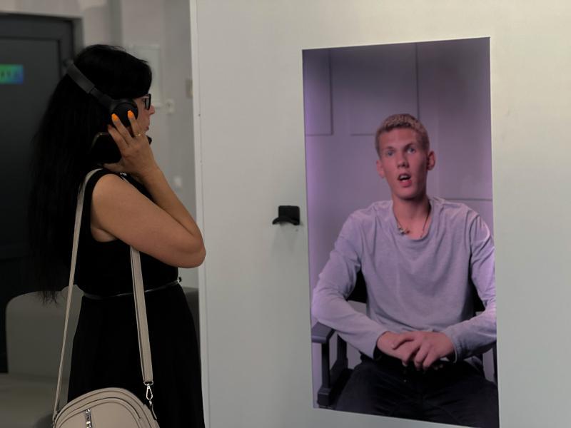«Поговори зі мною» — у Мукачеві до 22 серпня можна подивитися фотовиставку про дітей, які зростали без родини
