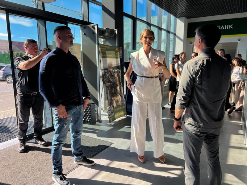 «Поговори зі мною» — у Мукачеві до 22 серпня можна подивитися фотовиставку про дітей, які зростали без родини