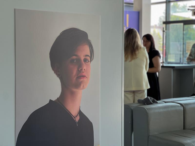 «Поговори зі мною» — у Мукачеві до 22 серпня можна подивитися фотовиставку про дітей, які зростали без родини