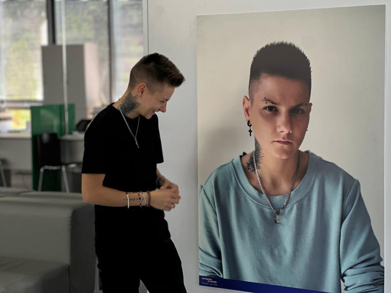 «Поговори зі мною» — у Мукачеві до 22 серпня можна подивитися фотовиставку про дітей, які зростали без родини