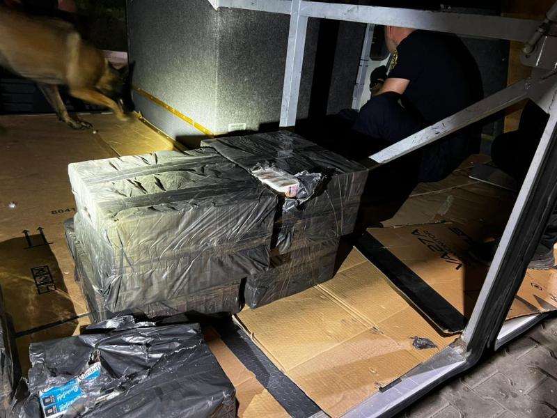 Невдала спроба перемістити приховані цигарки в туалеті автобуса обернулася для водія серйозною адмінвідповідальністю