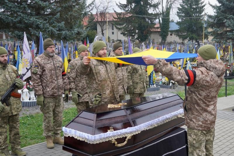 В Ужгороді сьогодні попрощалися із 54-річним старшим сержантом Олександром Горошником