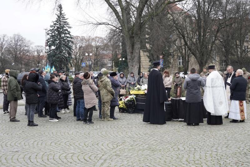 В Ужгороді сьогодні попрощалися із 54-річним старшим сержантом Олександром Горошником
